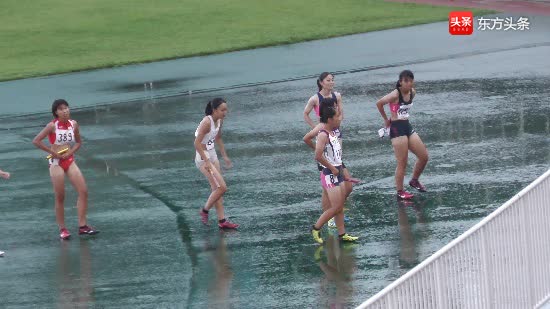 日本高中女子接力在大雨进行，给选手们添加了许多困难