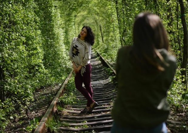不到两公里的绿森林隧道，成欧洲情侣求爱圣地(2)