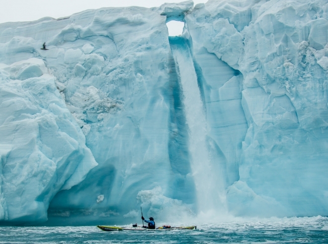 难得一见的壮美 国外户外爱好者皮划艇体验北极圈风景(2)
