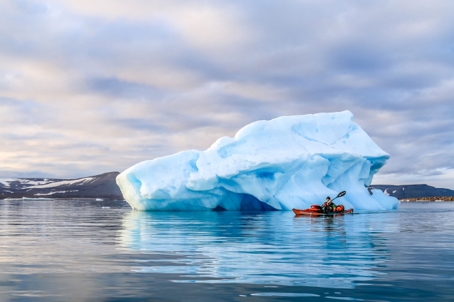 难得一见的壮美 国外户外爱好者皮划艇体验北极圈风景(3)